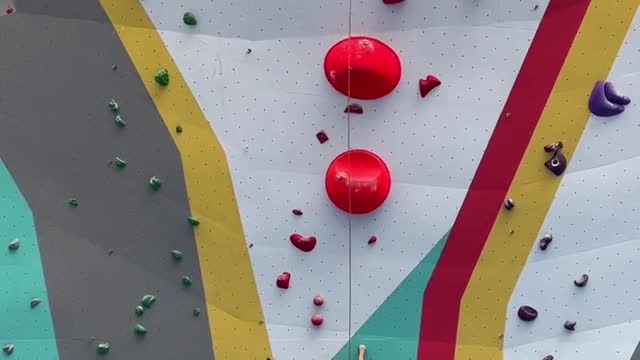 The champion of junior high school girls' rock climbing competition, 15 meters high, with the rock w