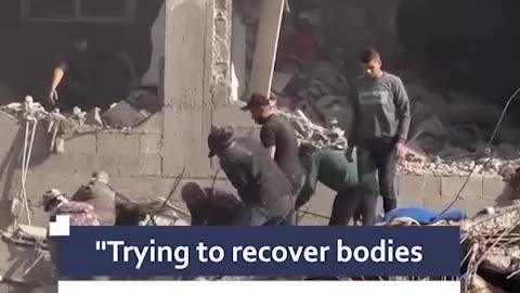 Palestinian citizens, with primitive means, try to recover bodies