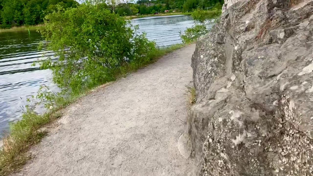 Bergianska trädgårdens strandpromenad vid Brunnsviken.