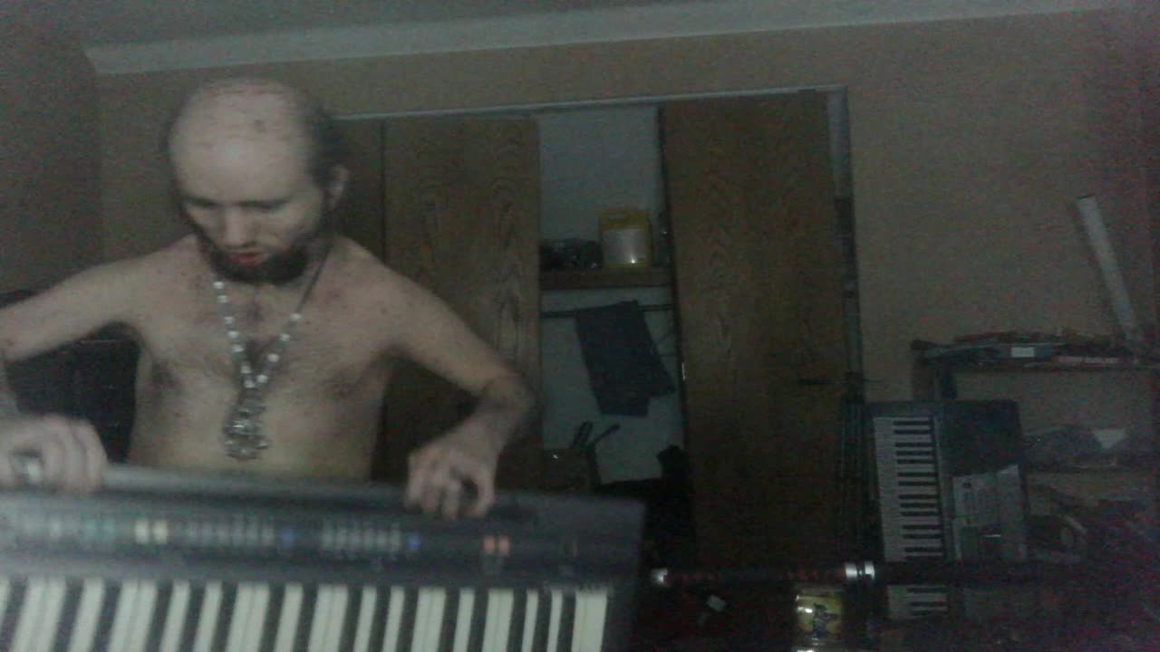 [17Dec24] Cyraxx shirtless keyboard workout (Date unknown)