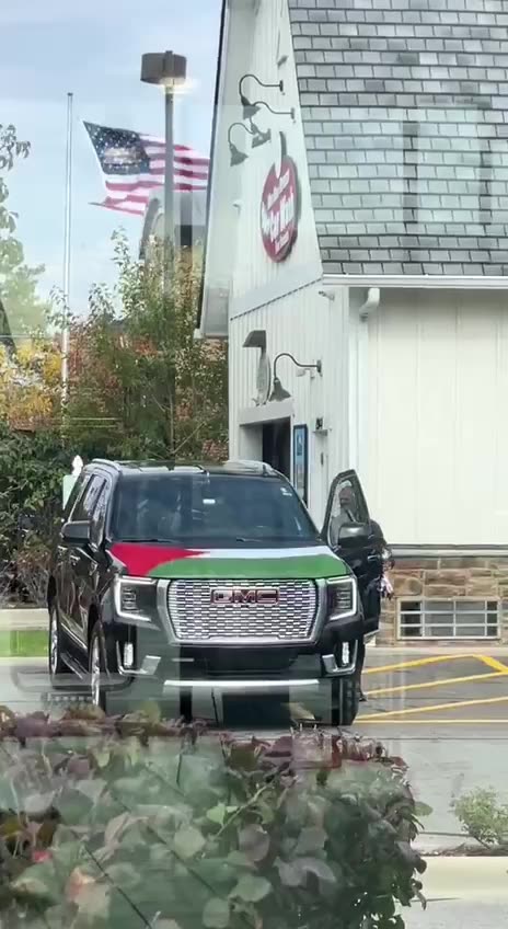 ►❎❗️⚠❗️🇱🚨Hollywood actor Jason Statham vs police installs Palestinian flag on his car.