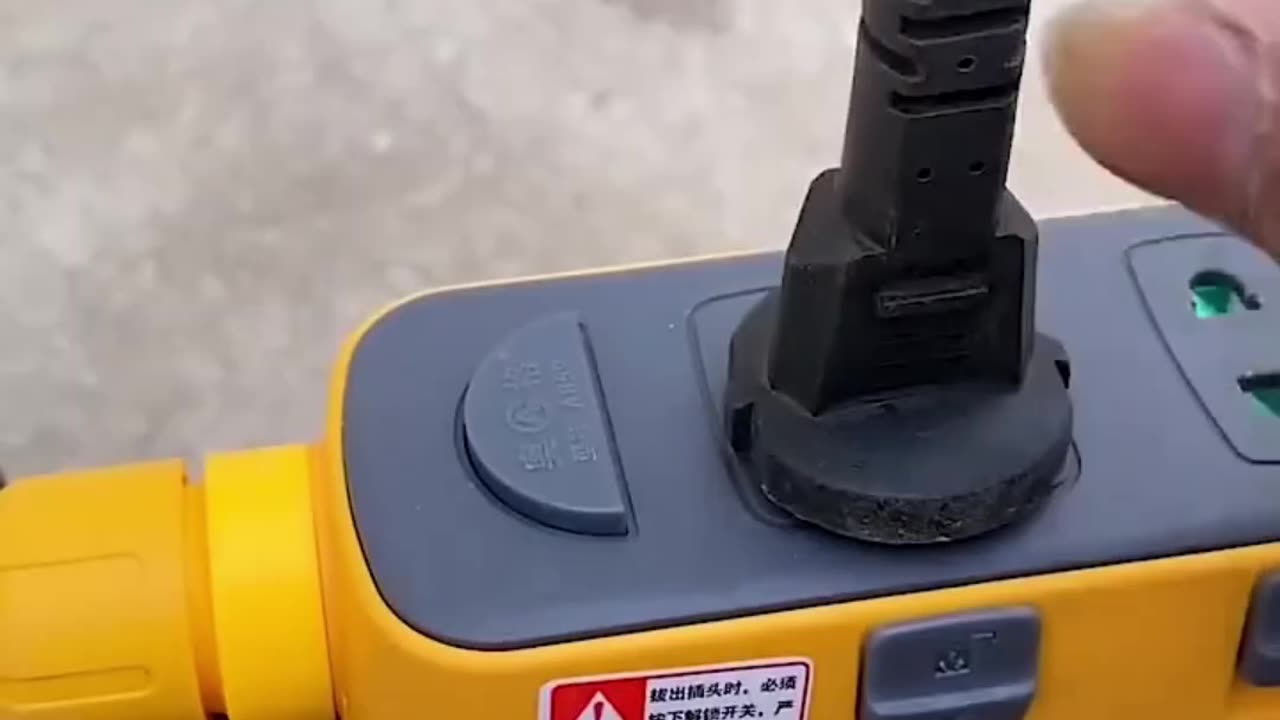 Electric extension cable with plug catcher for best connection