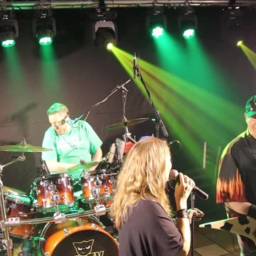 Kitty Corona sings Blondie's song One Way Or Another