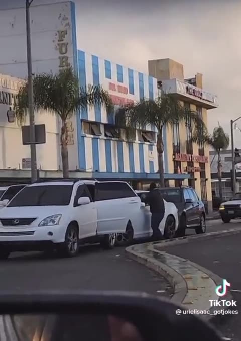 A robbery in middle of the street in broad daylight. Welcome to Los Angeles