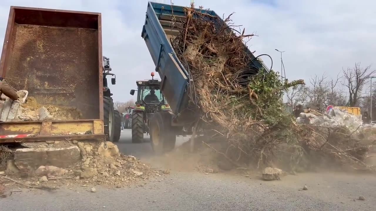 Autostrada A9 w kierunku Hiszpanii jest całkowicie sparaliżowana przez rolników przy