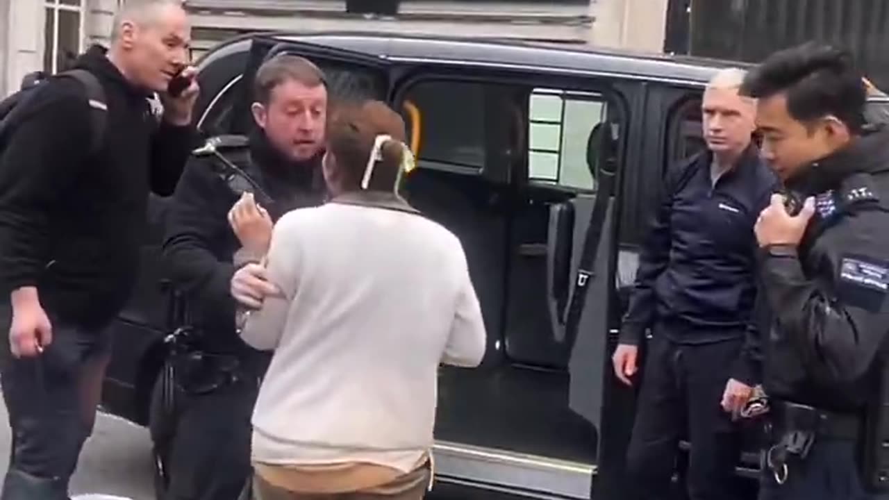 Oxford Circus, London Pickpocket Attacks Taxi Driver and Resists Arrest When