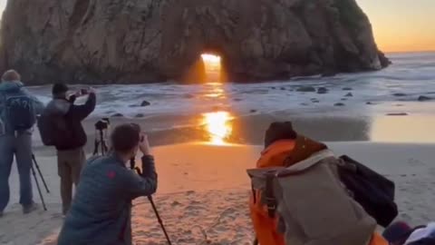 THIS PHENOMENON HAPPENS ONCE A YEAR WHEN THE SUN LINES UP WITH THE KEYHOLE ARCH