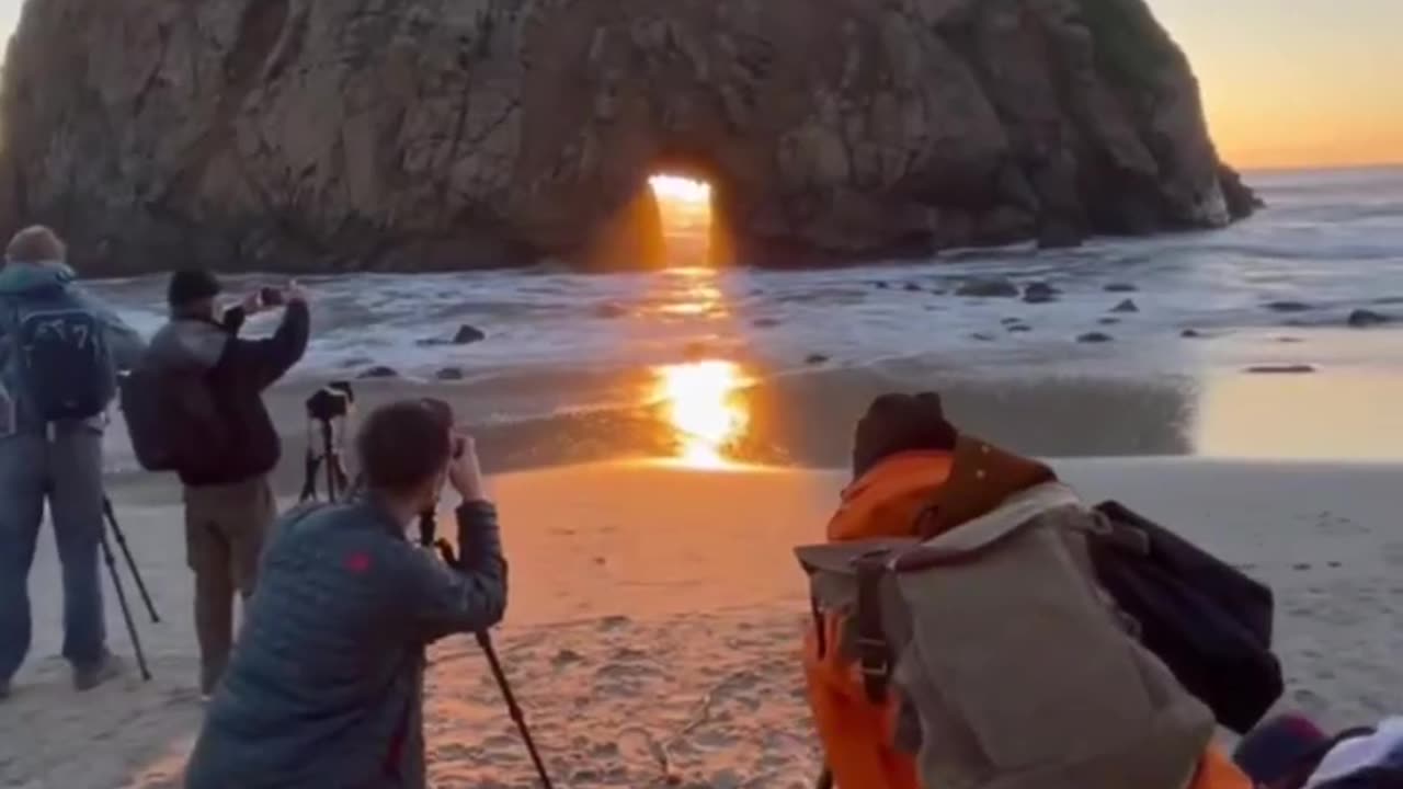 THIS PHENOMENON HAPPENS ONCE A YEAR WHEN THE SUN LINES UP WITH THE KEYHOLE ARCH