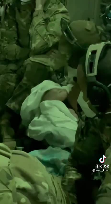 Mission 중의 왠 아기가? 아이구출 장면