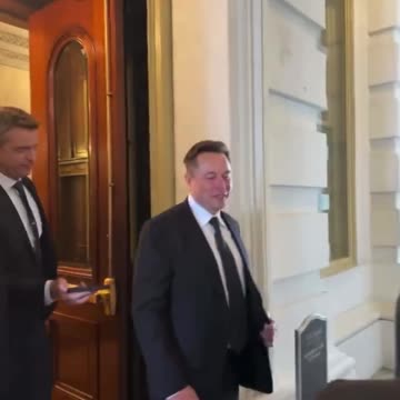 Elon Musk Seen Leaving Chuck Shumer’s office “we talked AI & the Economy”