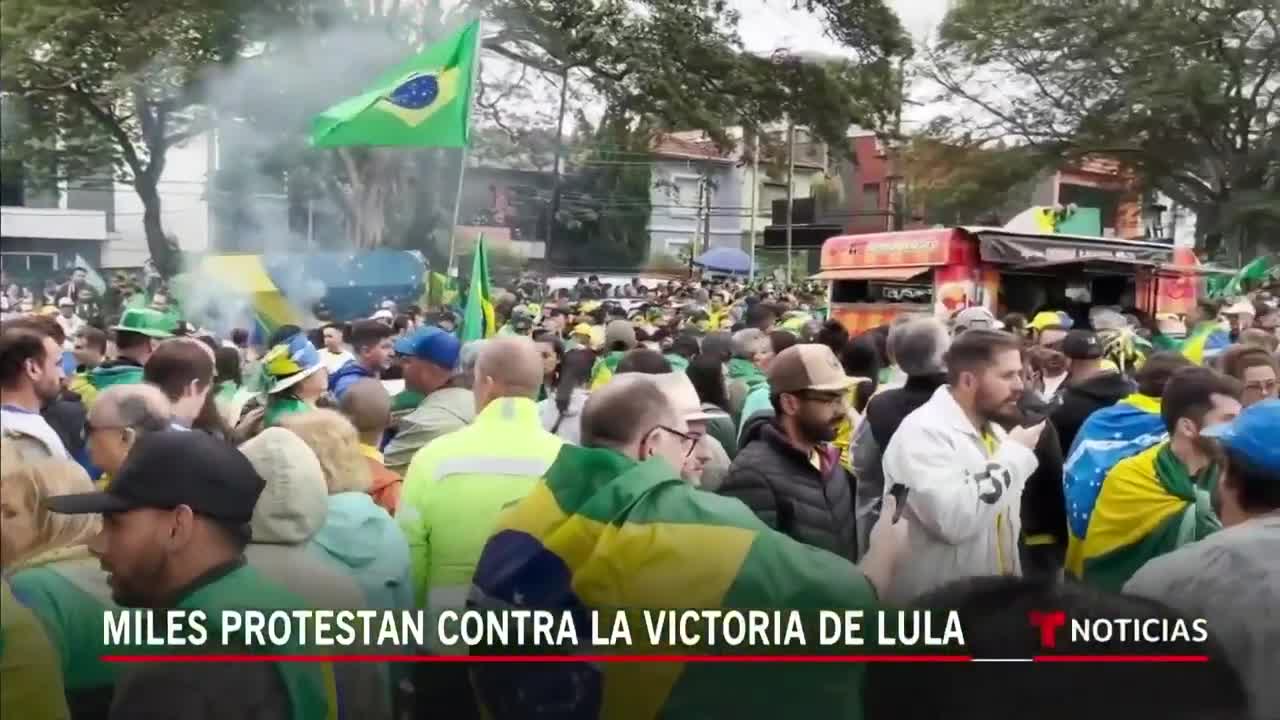 Persisten las protestas por derrota de Bolsonaro en Brasil | Noticias Telemundo