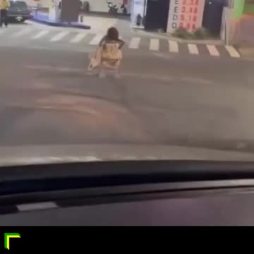 Vídeo mostra mulher em carrinho de bebê ultrapassando carros em Minas Gerais