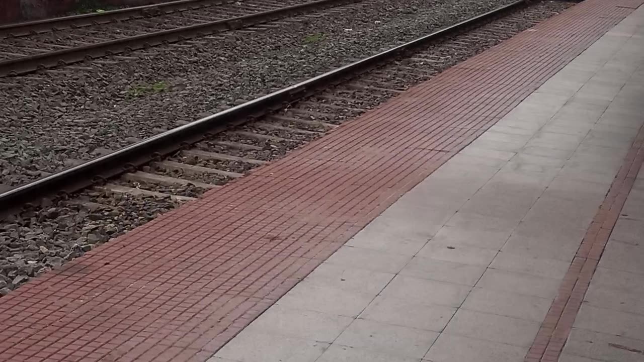 SUPER FAST ARRIVED TRAIN IN PARASNATH RAILWAY STATION