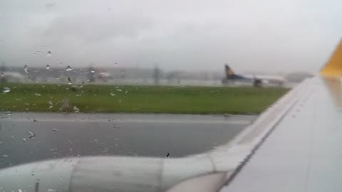 Stunning Takeoff In Heavy Rain !!!