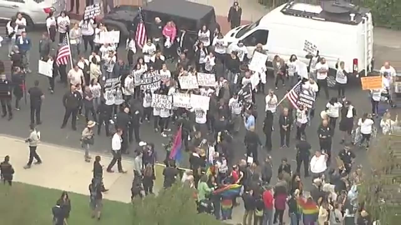 In California, parents came out to protest against the LGBT parade