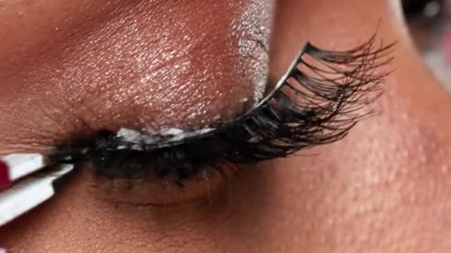 The trick to putting on false eyelashes PERFECTLY 🙌 Nail artist Mélanie -