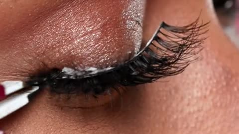 The trick to putting on false eyelashes PERFECTLY 🙌 Nail artist Mélanie -