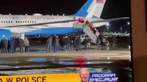 BREAKING! Biden has landed in the Poland and already fell on the stairs of the airplaine