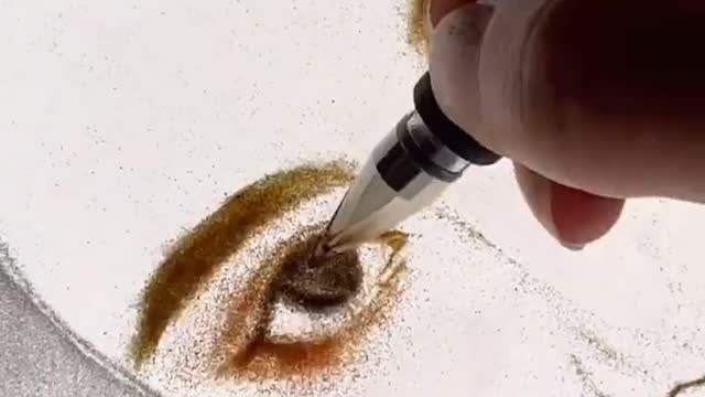 Here comes Ju Jingyi, a young pregnant woman trying to paint a piece of sand