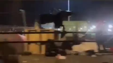 ΣΤΟ ΜΕΤΑΞΥ ΣΤΟ ΠΑΡΙΣΙ.