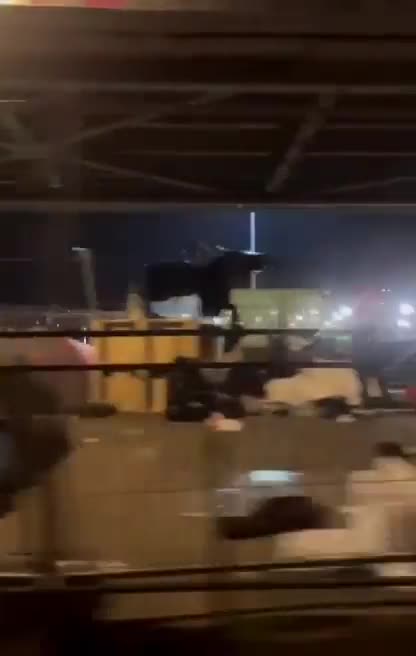 ΣΤΟ ΜΕΤΑΞΥ ΣΤΟ ΠΑΡΙΣΙ.