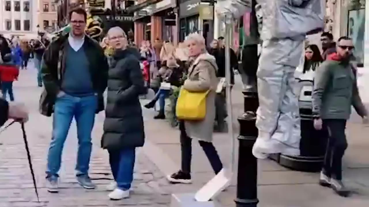 Amazing human statue performance must watch