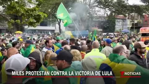 Persisten las protestas por derrota de Bolsonaro en Brasil | Noticias Telemundo