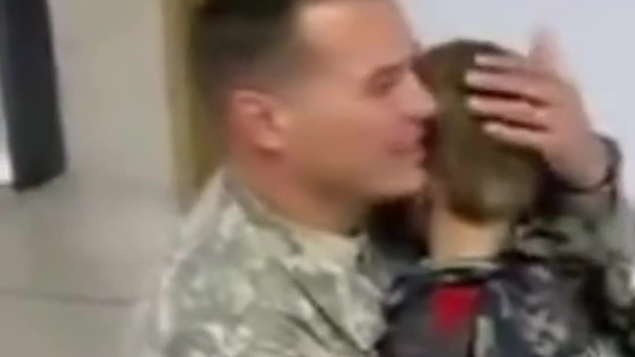 Soldier home coming surprise