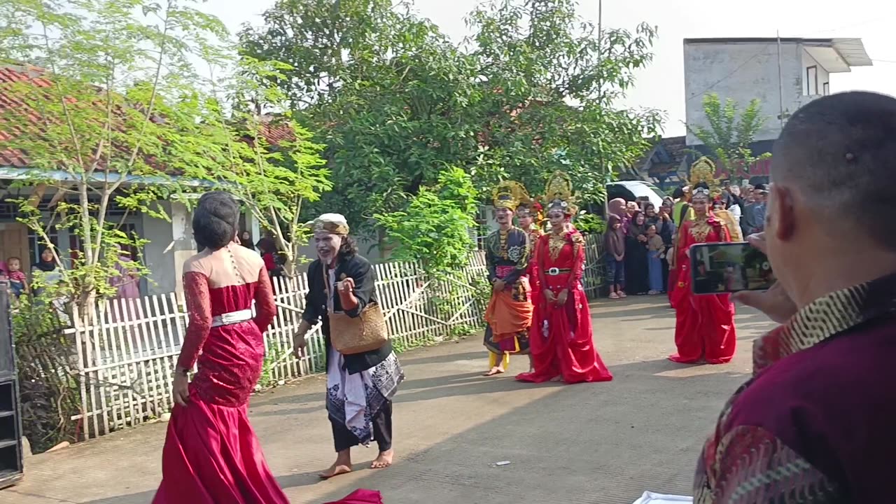 Kelucuan penari banci di acara tradisi pernikahan