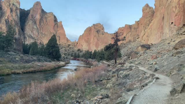 Central Oregon – Smith Rock State Park – The Heart of the River Trail Basin – 4K