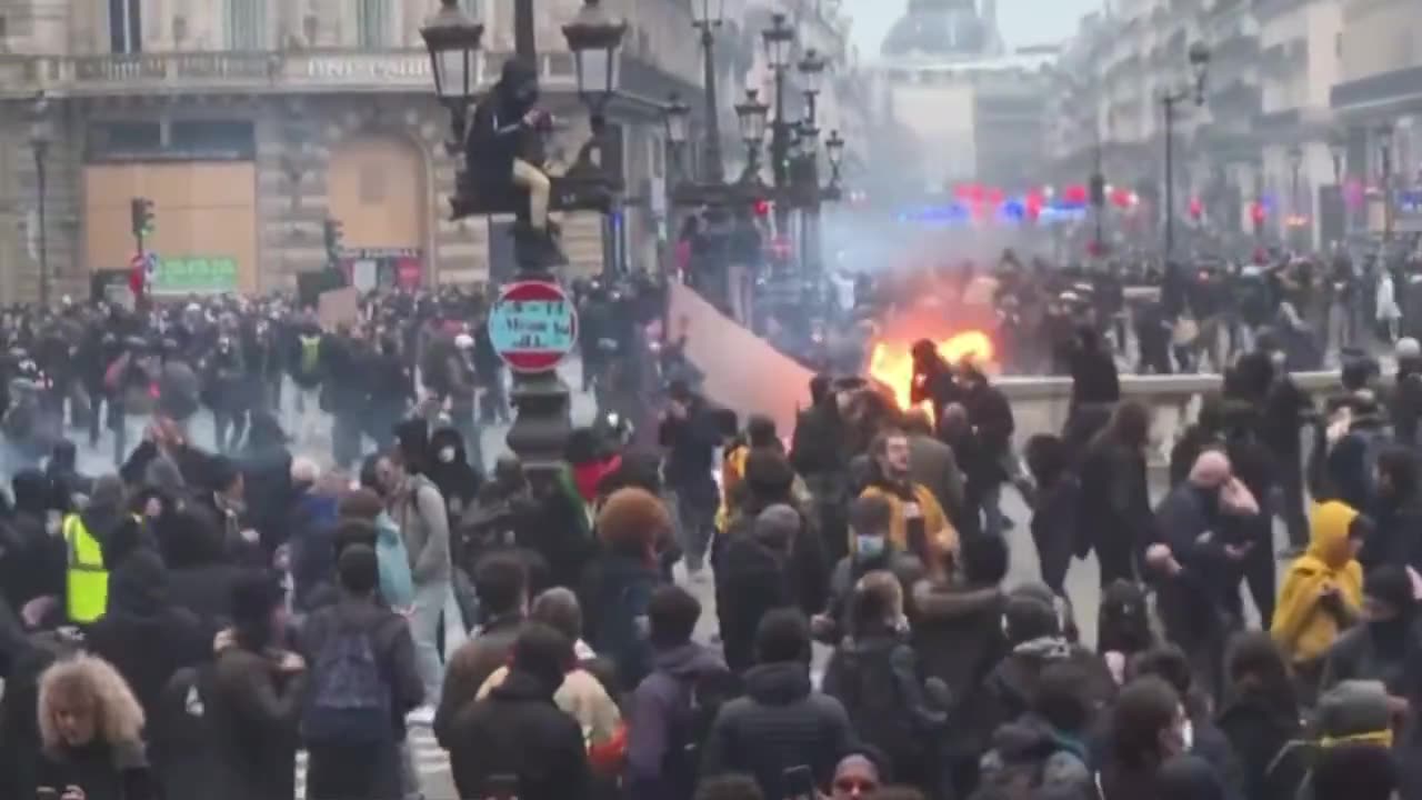 More fires in Paris, which is wrong to protest like this