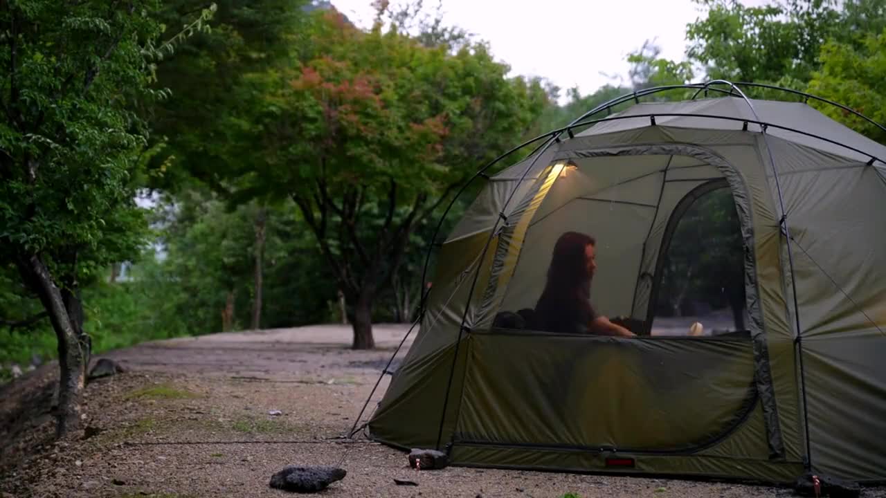 It's too difficult to set up a tent alone when camping outdoors in heavy rain...