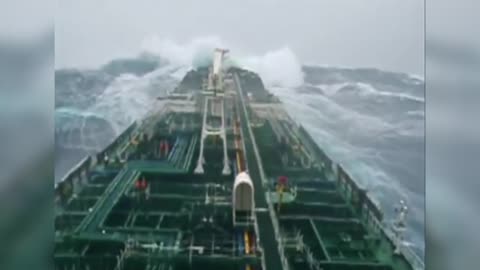 Ships in Storms | 10+ TERRIFYING MONSTER WAVES, Hurricanes & Thunderstorms at Sea