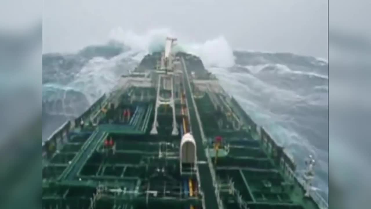 Ships in Storms | 10+ TERRIFYING MONSTER WAVES, Hurricanes & Thunderstorms at Sea