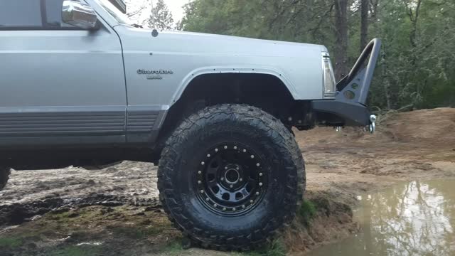 Jeep Cherokee XJ Plays In Mud!