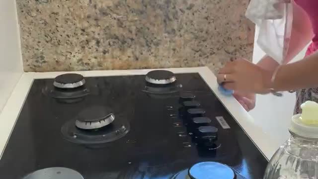 Cleaning the cooktop