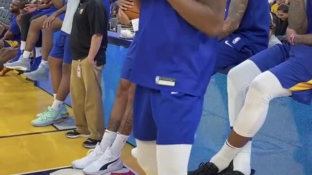 an NBA player dances like a pro and sets the mood in the warrios