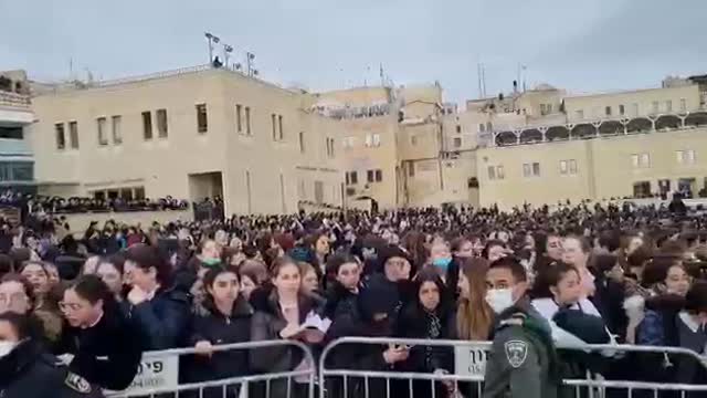 Tens of Thousands of Jewish Women Pray at the Western Wall