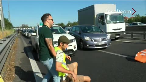 Italian motorists had to take things into their own hands when climate psychos blocked a highway.