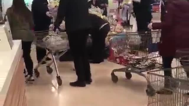 Médicos aplaudidos em supermercado