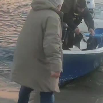 Attraversa lo stretto di Messina con una barca di pescatori