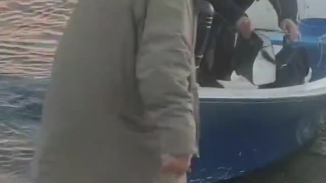 Attraversa lo stretto di Messina con una barca di pescatori