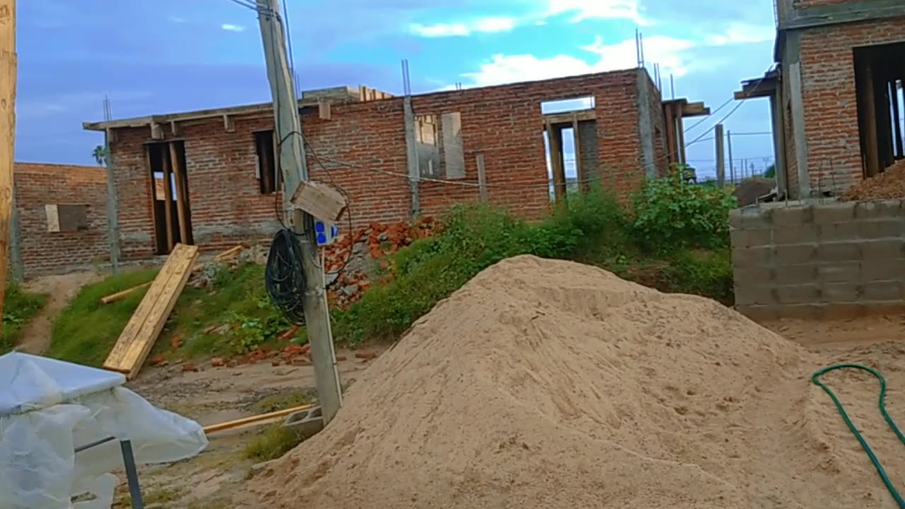 Lluvia, sol, bandada de pajaritos y luna - Obra de viviendas cooperativas - Tacuarembó (18/03/2024)