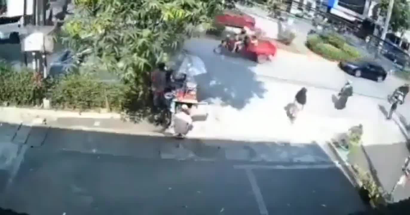 Fast and furious purse snatch