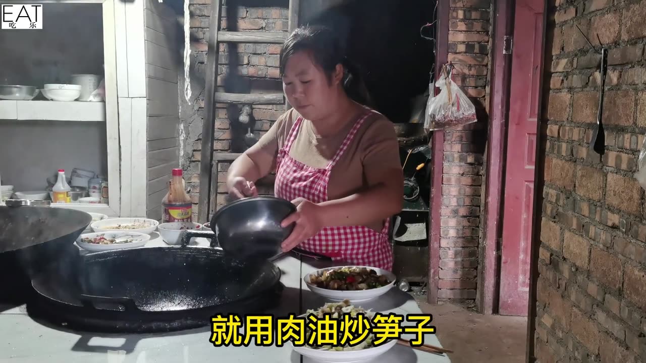 Cold vegetables, eggplant, konjac, and fried meat. The family started eating