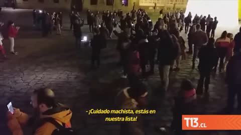 Hombre irrumpe himno feminista con grito machista en España