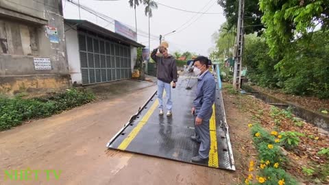 The trailer put the plate on the floor to make it easier for Bugatti to get on.