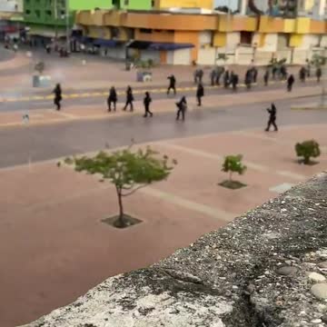 Agentes del Esmad dispersan a participantes de la marcha