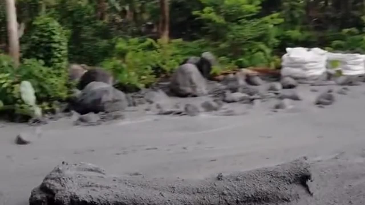 LAHAr flowed strongly into the river after eruption