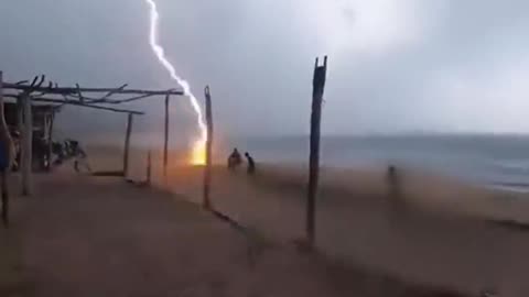 Fatal Lightning Strike on Mexican Tourist Beach